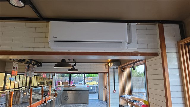 Climatisation murale installée dans un commerce
