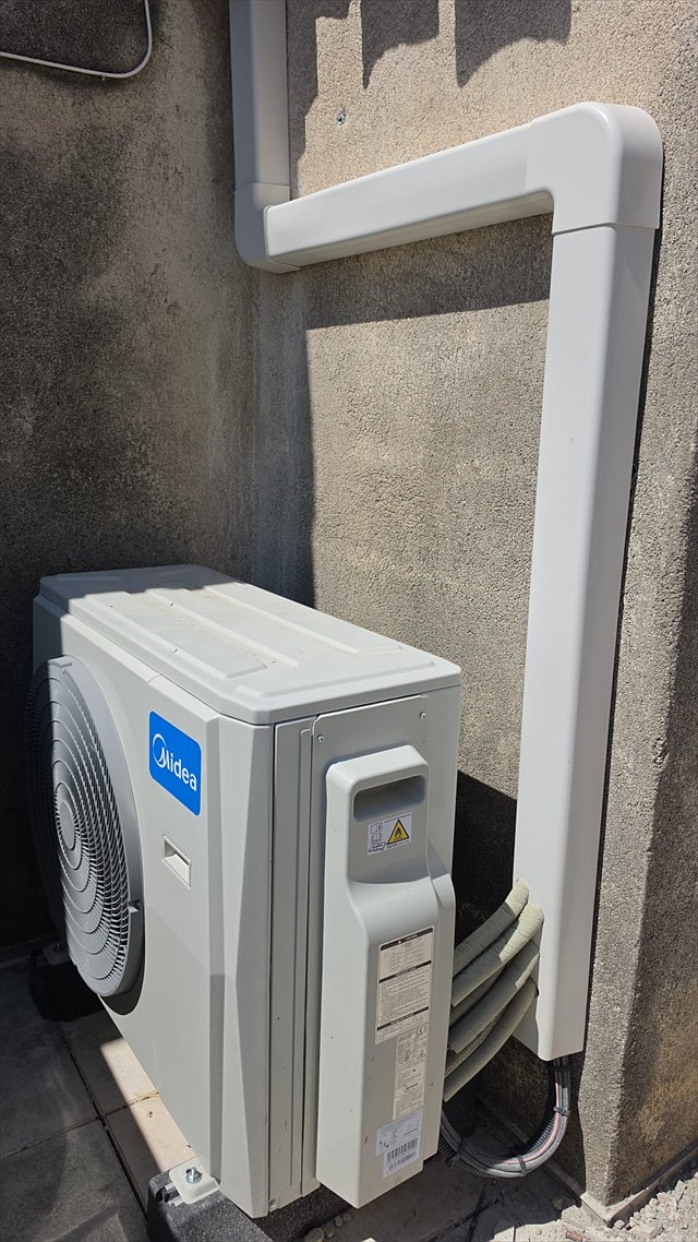 Groupe extérieur de climatisation en façade